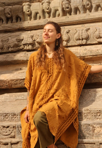 Pončo dámske – ručne vyrábané etno pončo v horčicovej farbe, modelka v prírodnom prostredí
