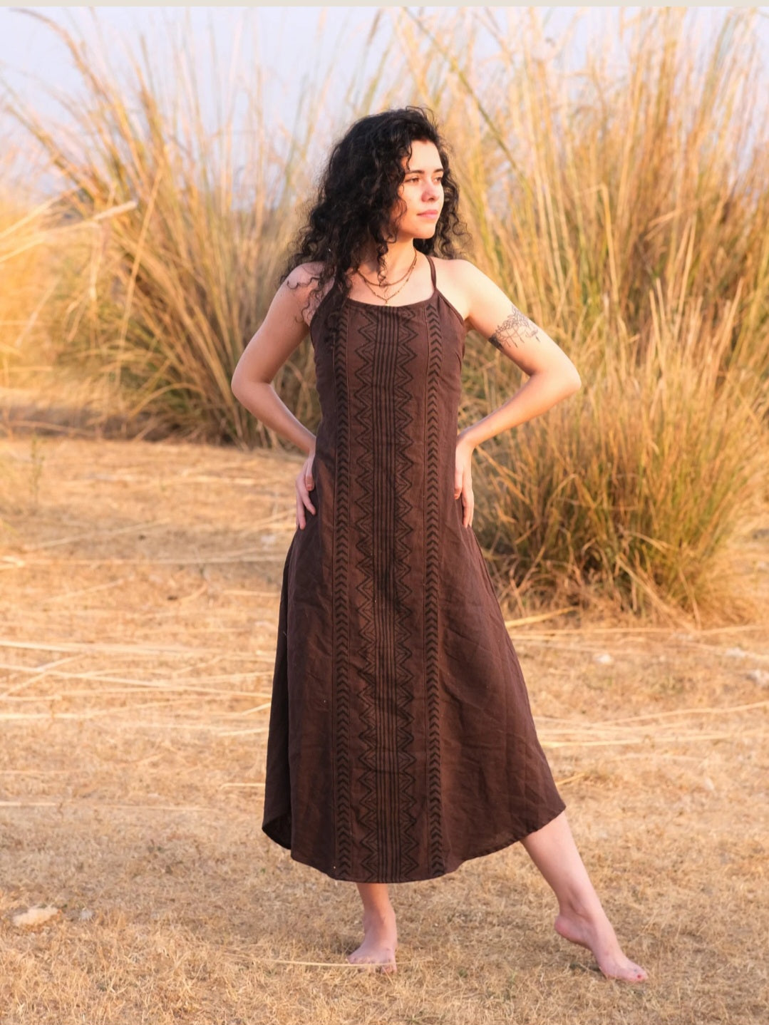 dámske šaty na oslavu Anusrava dlhé hnedé elegantné šaty