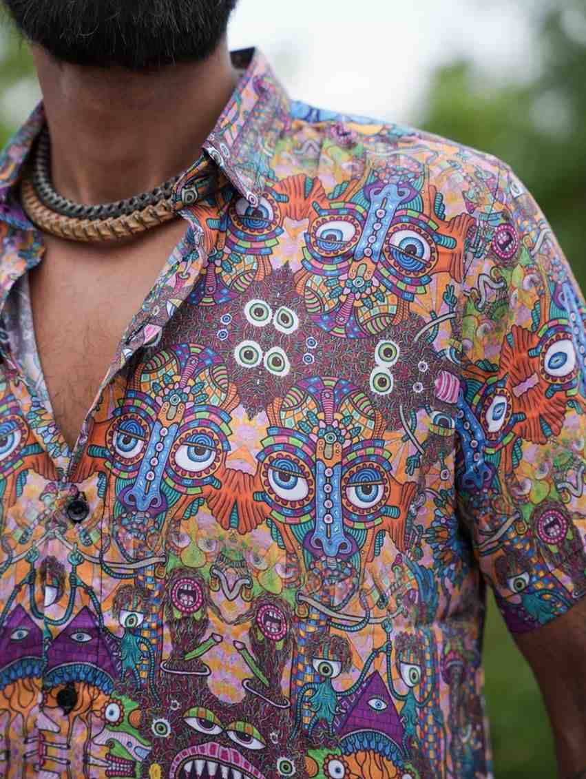 Detail psychedelickej potlače Cosmic Drishti na bambusovej košeli