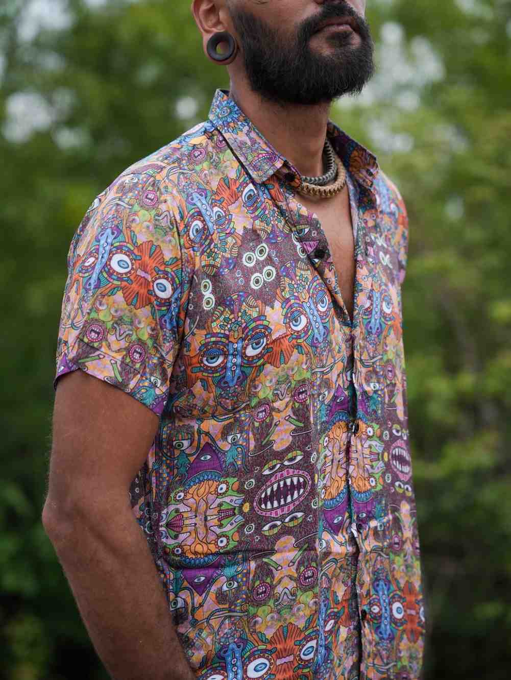 Bočný pohľad na pánsku bambusovú košeľu Cosmic Drishti s psychedelickou potlačou