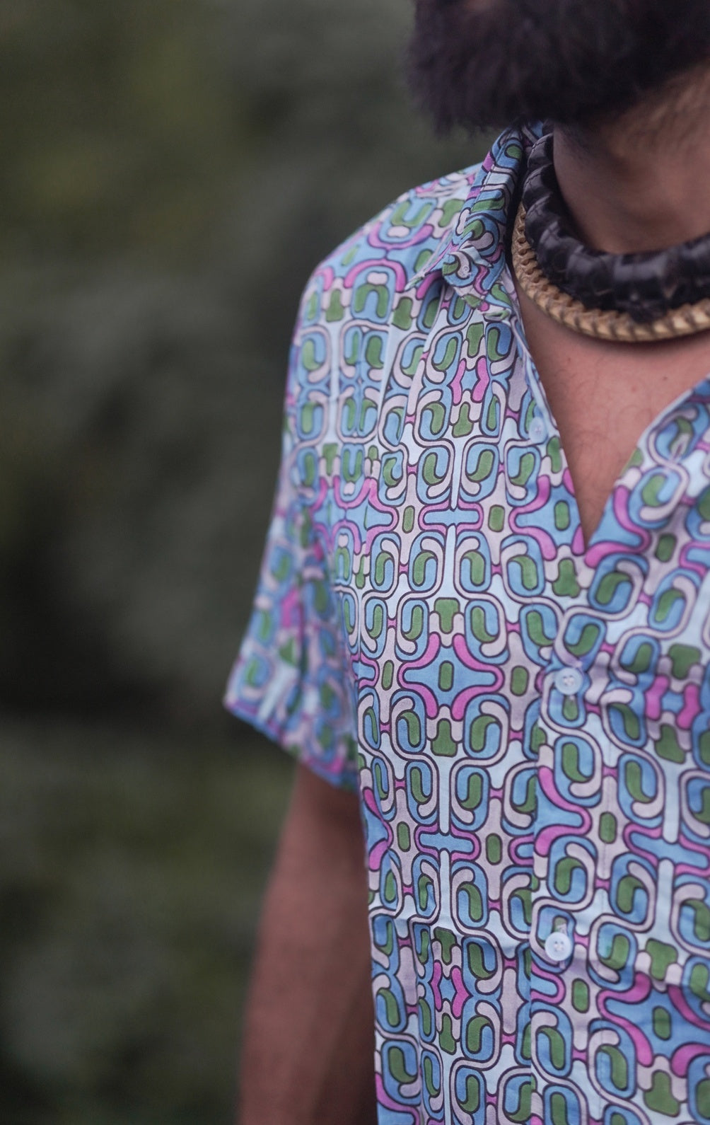 Detail geometrickej potlače na bambusovej košeli De Funk