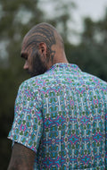 Detail zadnej časti košele De Funk s psychedelickou geometrickou potlačou
