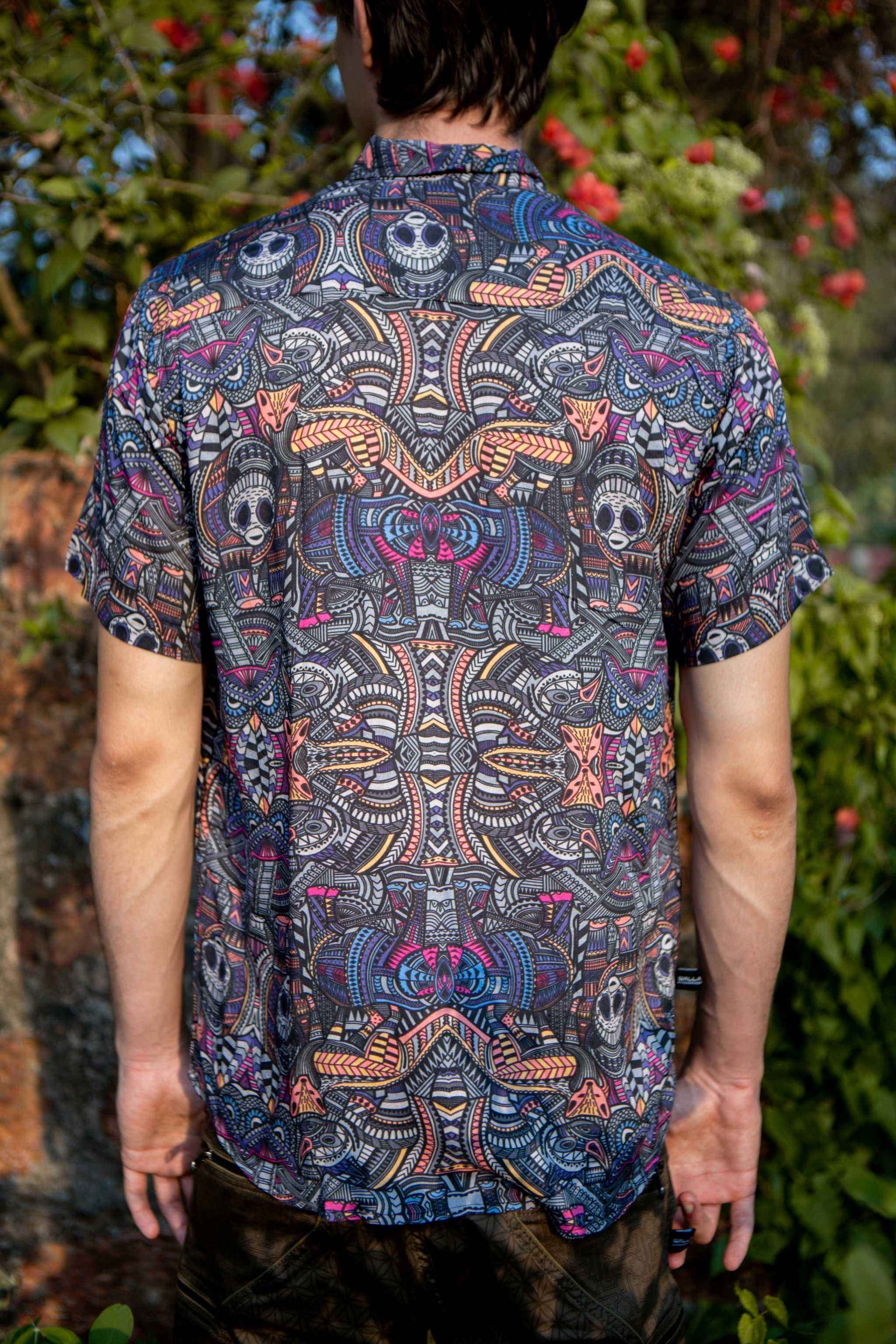 Zadná strana košele Dorset s detailnou symetrickou psychedelickou potlačou
