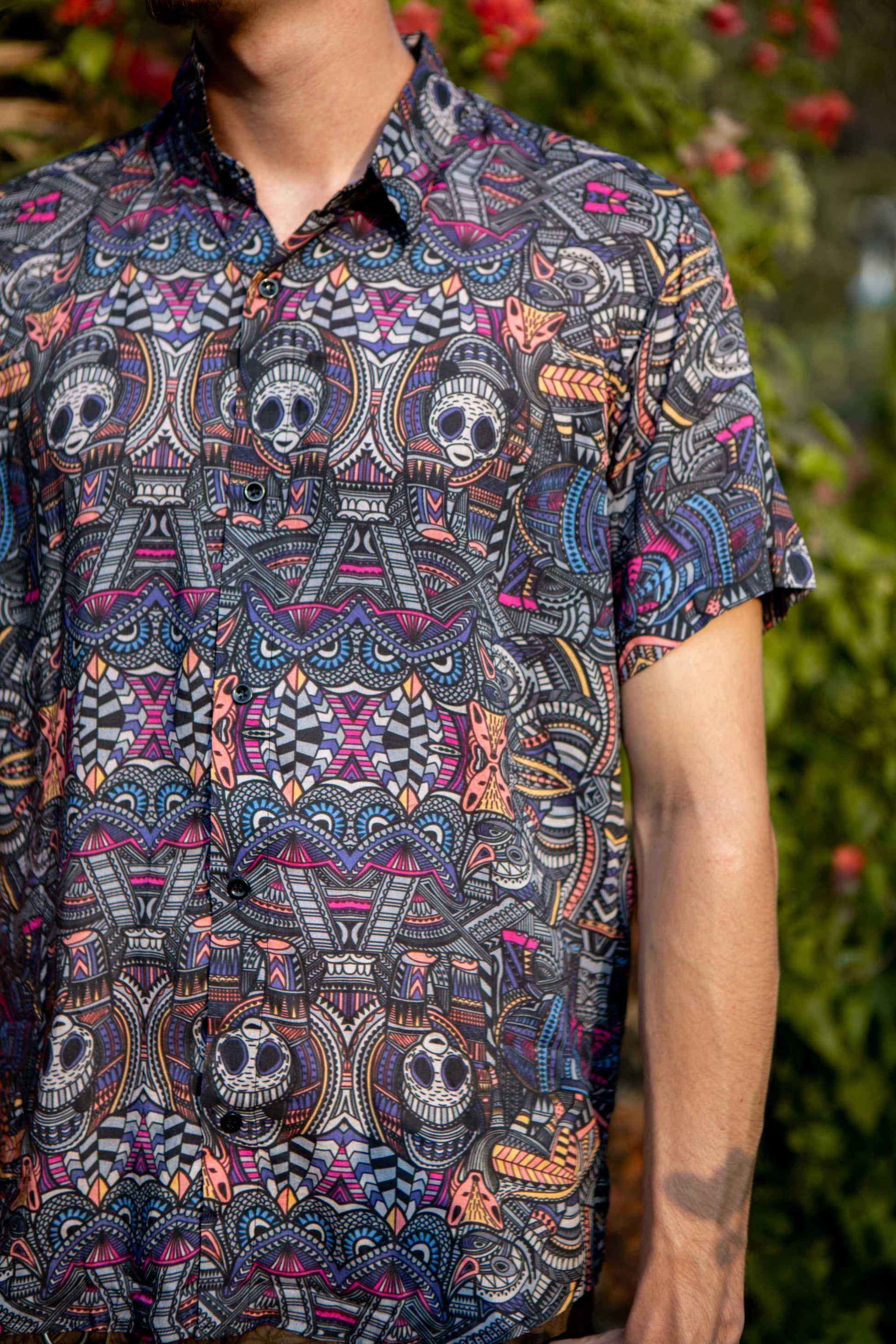 Predná časť pánskej bambusovej košele Dorset s farebnou zvieracou psychedelickou grafikou