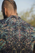 Zadná časť košele Mind Flare s detailnou geometrickou psychedelickou potlačou