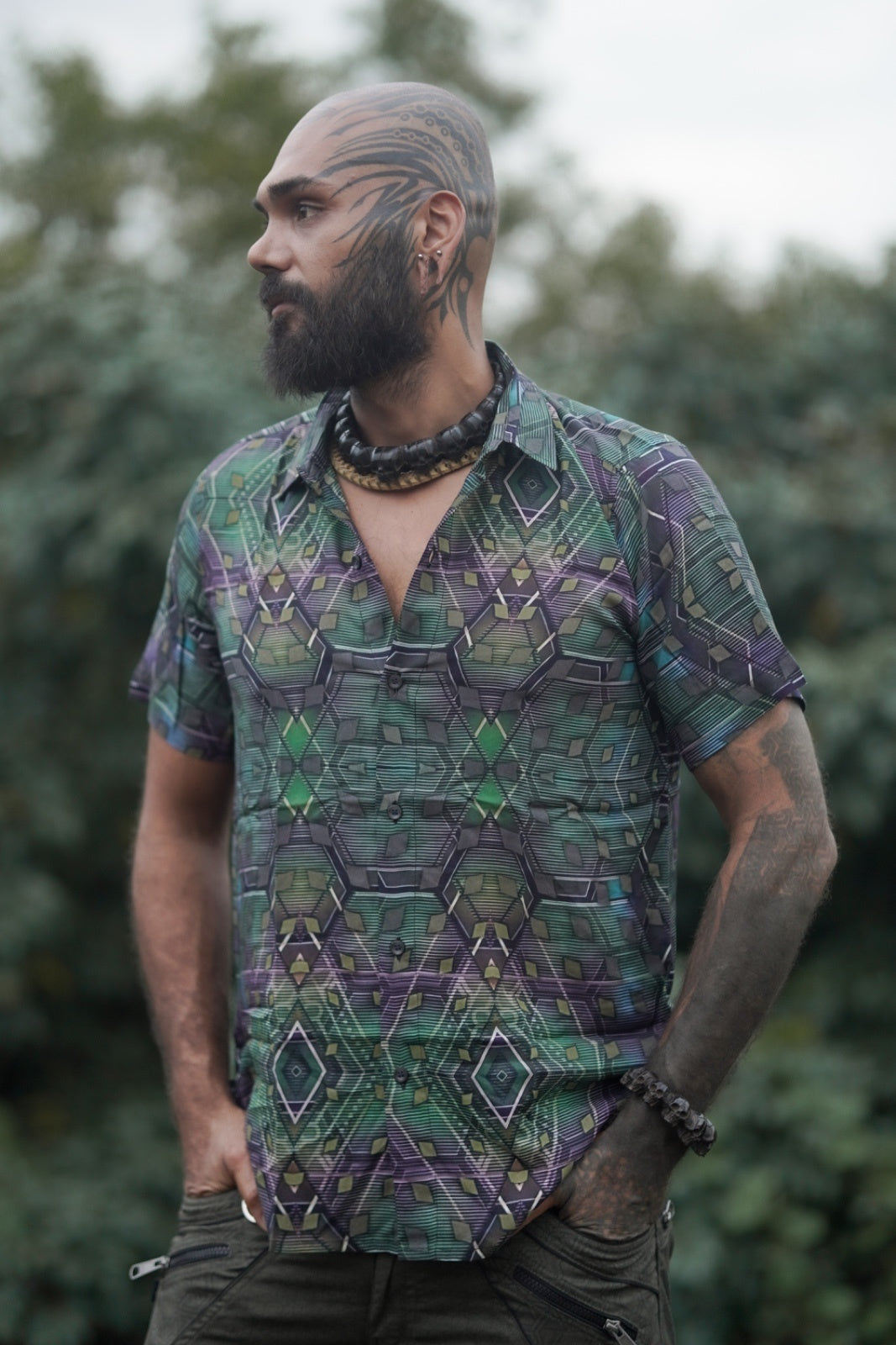 Pánska bambusová košeľa Mystic Fractal s psychedelickou geometrickou potlačou spredu