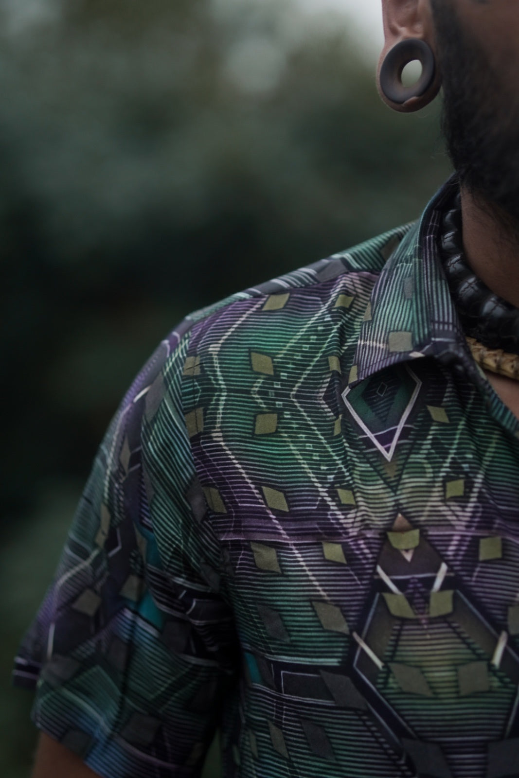 Detail psychedelickej geometrickej potlače Mystic Fractal na bambusovej košeli