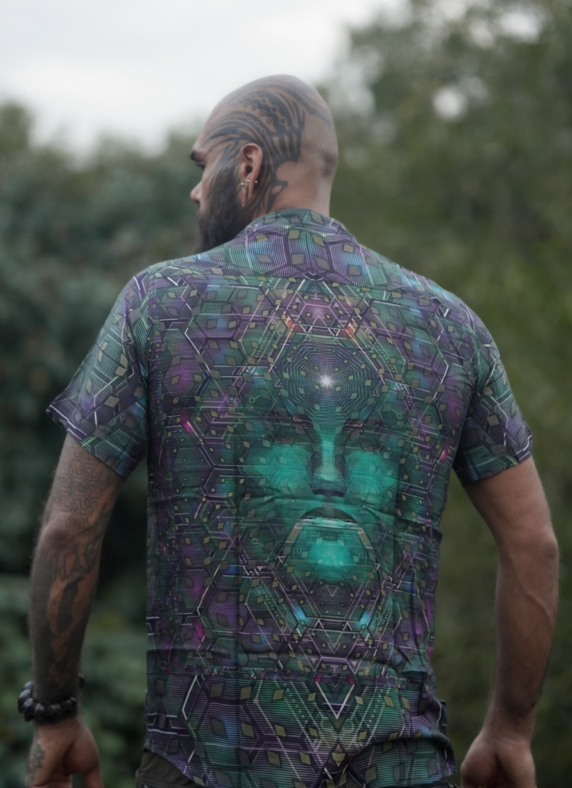 Zadná strana pánskej bambusovej košele Mystic Fractal s originálnou psychedelickou grafikou