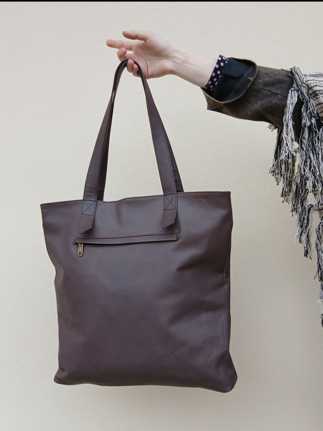 Kožená taška Alica v tmavohnedej farbe, detail ručnej výroby