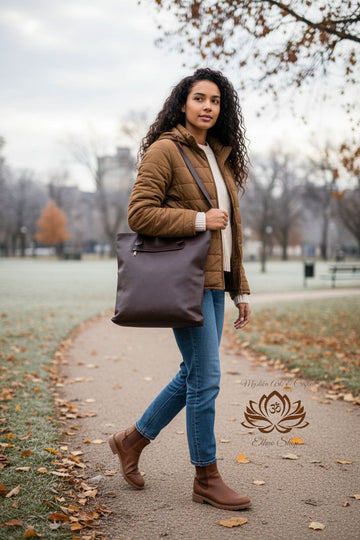 Kožená taška Alica na modeli, veľká hnedá taška nosená cez plece v exteriéri
