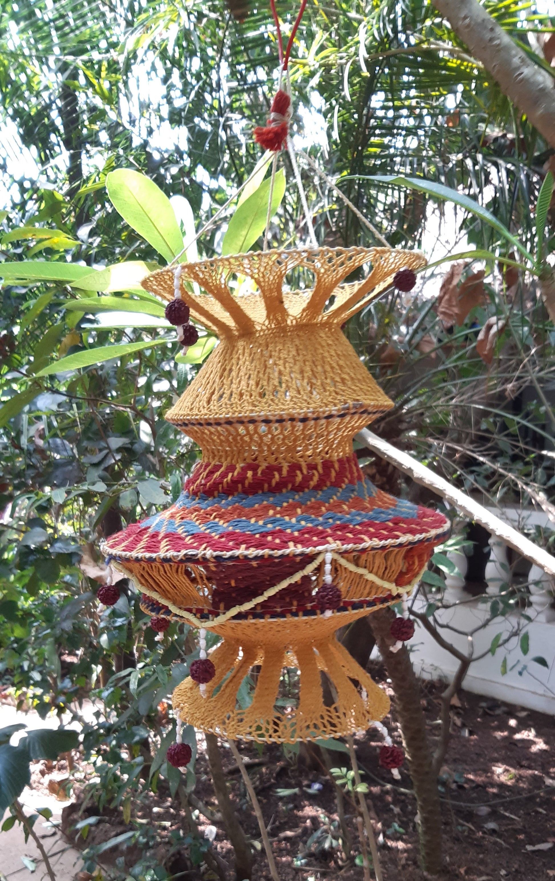 Tienidlo Adak – farebné etno makramé tienidlo s ručne vyrábanými detailmi a výraznými farbami