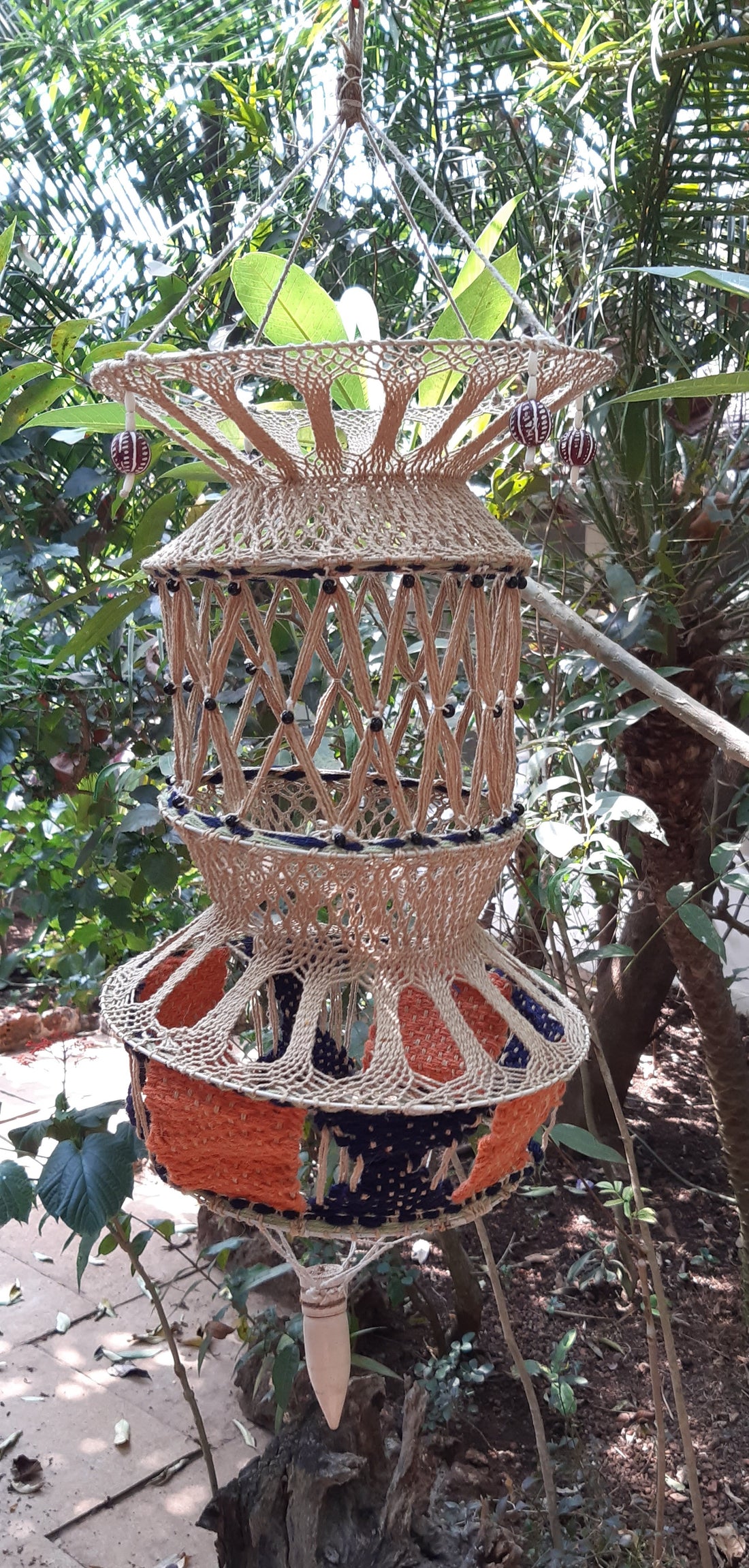 Tienidlo Usak – ručne vyrábané boho makramé tienidlo z prírodných materiálov s jemnými farebnými detailmi